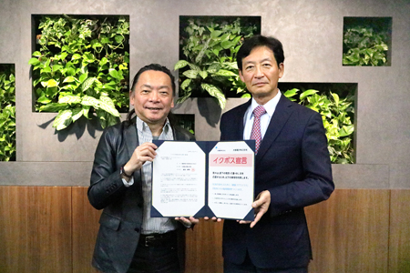 2019年12月11日の調印式　（左）FJ安藤代表理事　（右）夏目社長